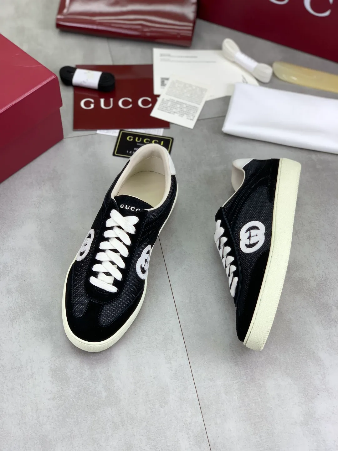Men's shoes 💰P562 New GUCCI classic design moral training element catwalk model, matching version of top quality moral training shoes for men and women. Epoxy logo process is concave and convex, matching oil edge technology, punched cowhide cloth surface, suede cowhide surface splicing, breathable and not stuffy, the original overlasted shoe model is comfortable on the feet.  Fabric: Matched leather + cloth + mesh Lining: Water-dyed sheepskin Foot: Water-dyed sheepskin Outsole: Original molded TP matching environmentally friendly material Packaging: Top counter full set of packaging Female 35-42 (Female 41.42. Customized) Male 39-46 (46 customized)